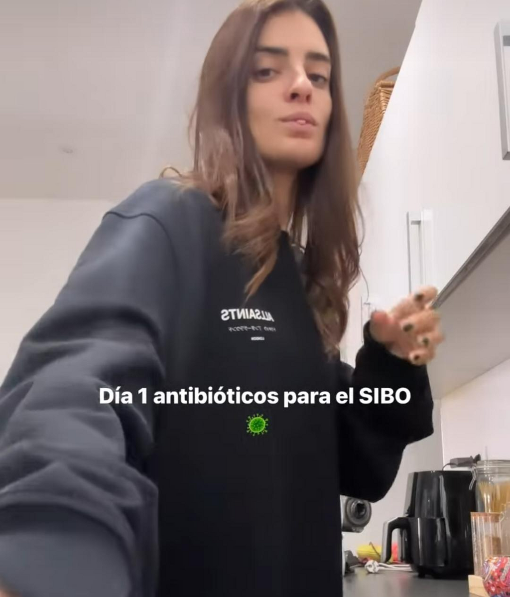 Susana Molina tomándose sus antibióticos contra el SIBO