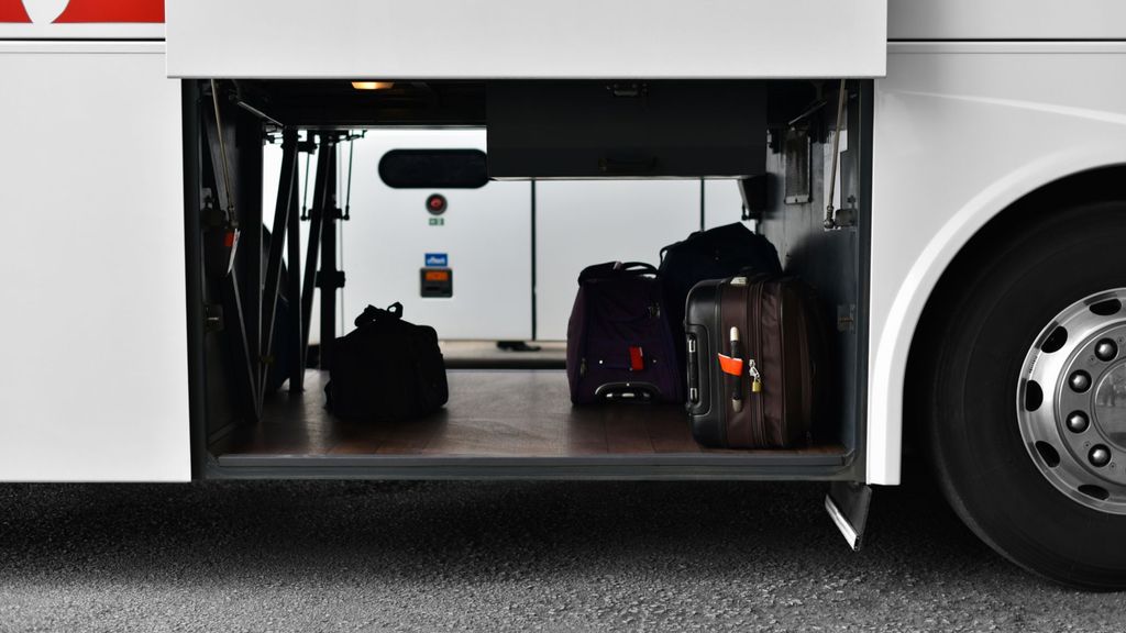 Un pasajero graba cómo se queda encerrado en el maletero de un autobús de Barcelona: "Surrealista"