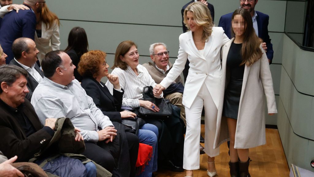 Yolanda Díaz, orgullosa de su hija Carmela en su toma de posesión