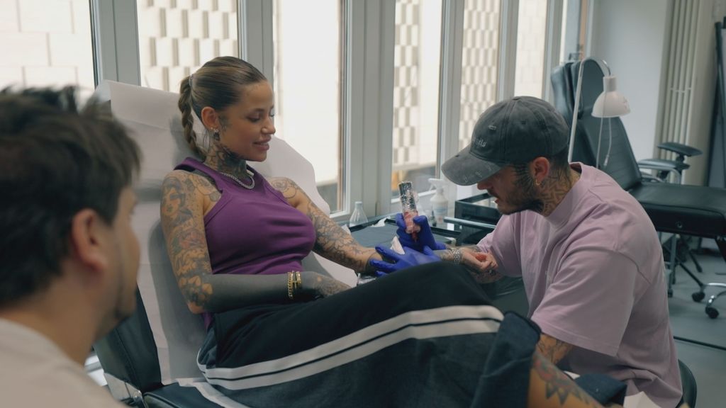 Zoe Cristofoli nos enseña sus negocios de lujo en Turín: un estudio de tatuajes y una tienda de zapatillas