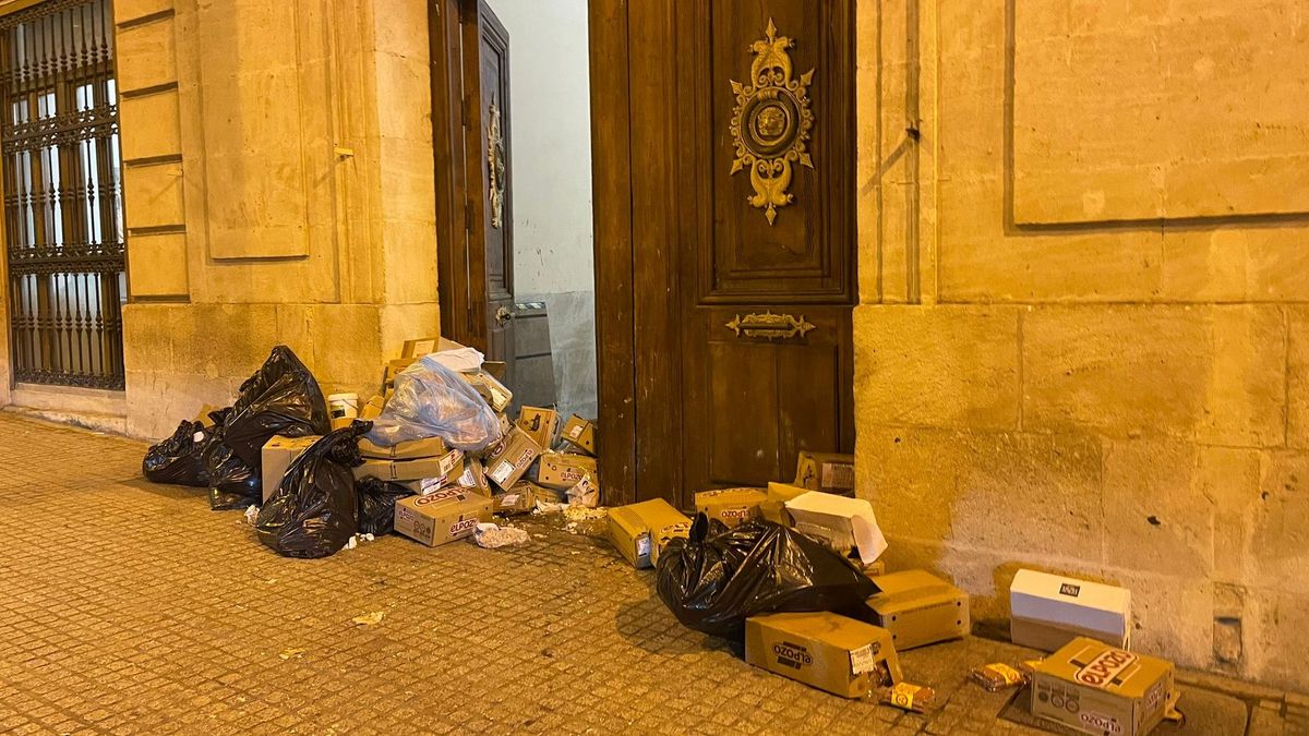 Basura lanzada en la fachada del Ayuntamiento de Alcoi