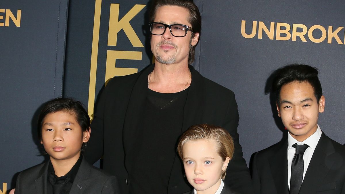 Brad Pitt y tres de sus hijos, en 2014