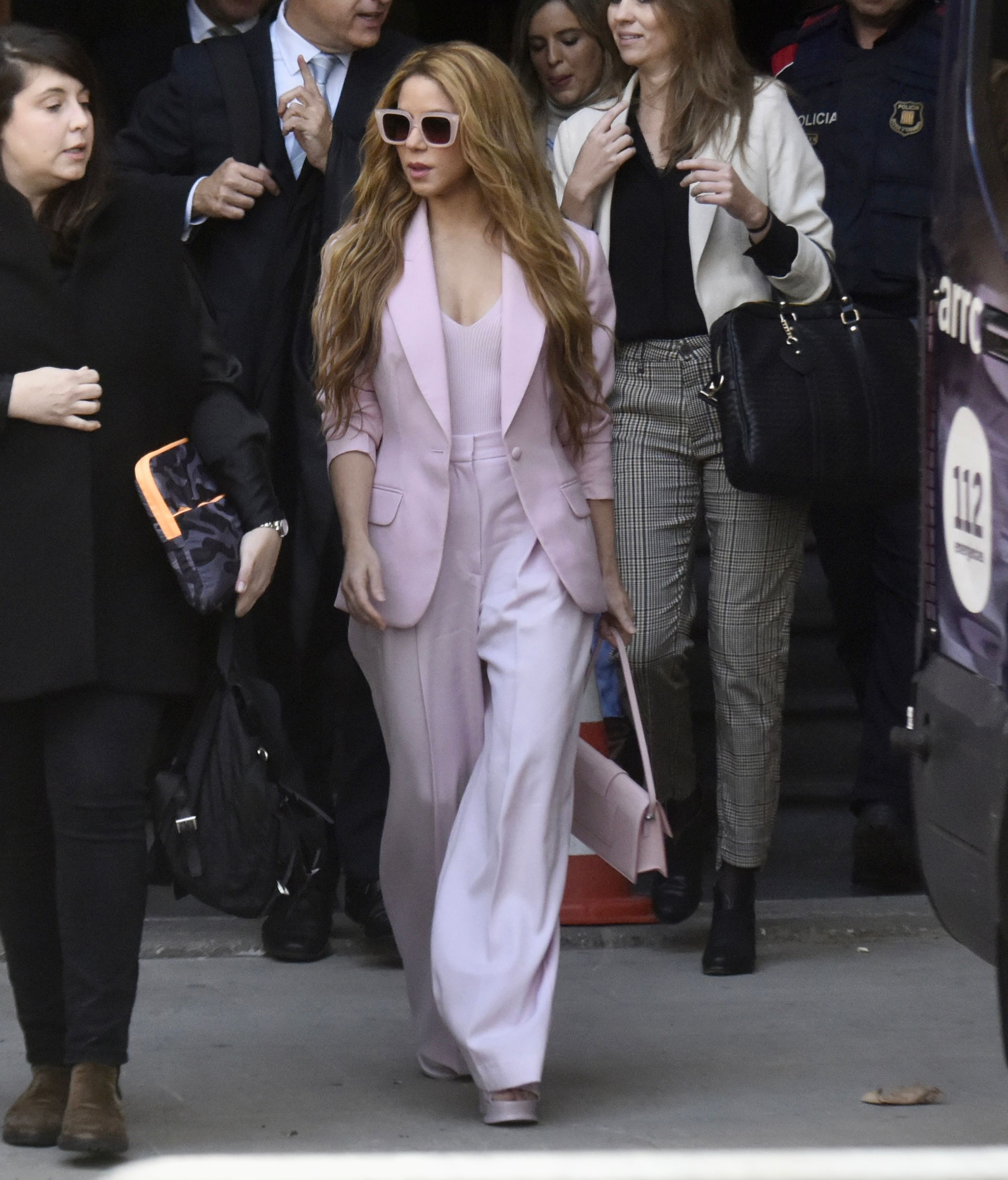EuropaPress 5588041 cantante shakira junto abogados pau molins miriam company salida audiencia