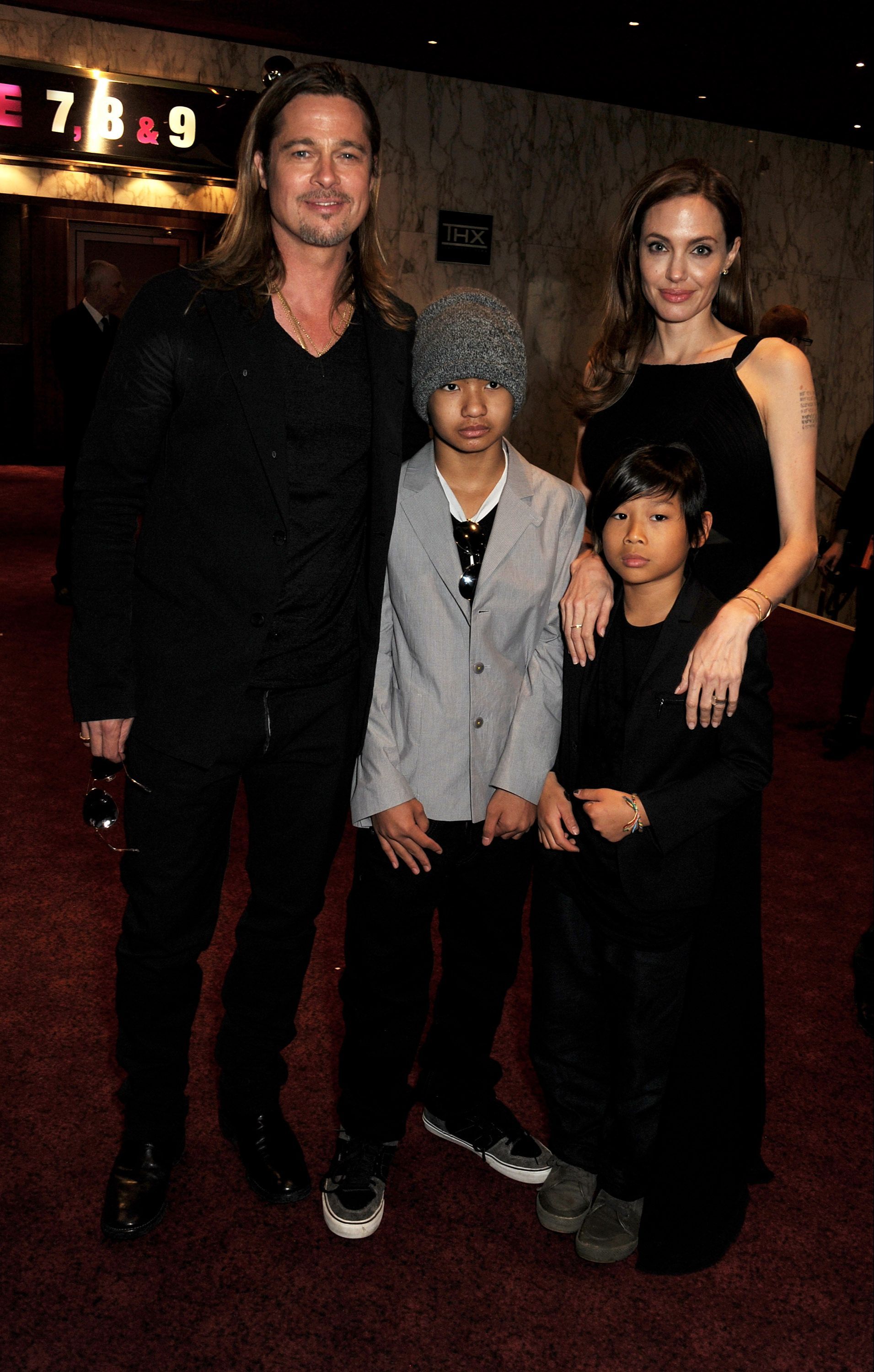 La expareja, con sus dos hijos mayores, Maddox y Pax, en una imagen de 2013