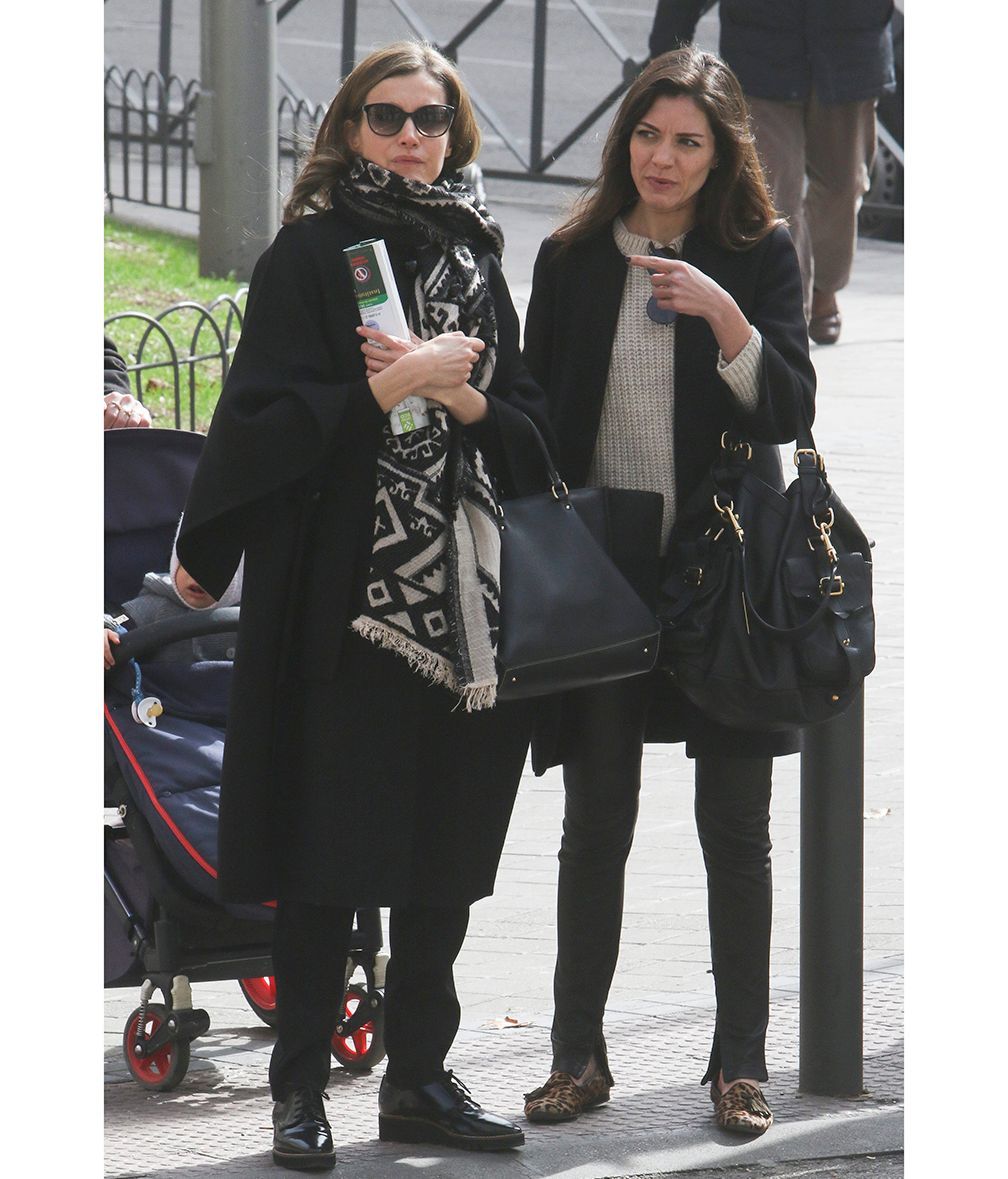 Letizia Ortiz pasea por Madrid 26/02/2017. 694 . Cordon Press
***EXCLUSIVE***
Queen Letizia and her stylist, Eva Fernandez, go shopping in Madrid.
Eva Fernandez is the one who advises the Queen about fashion