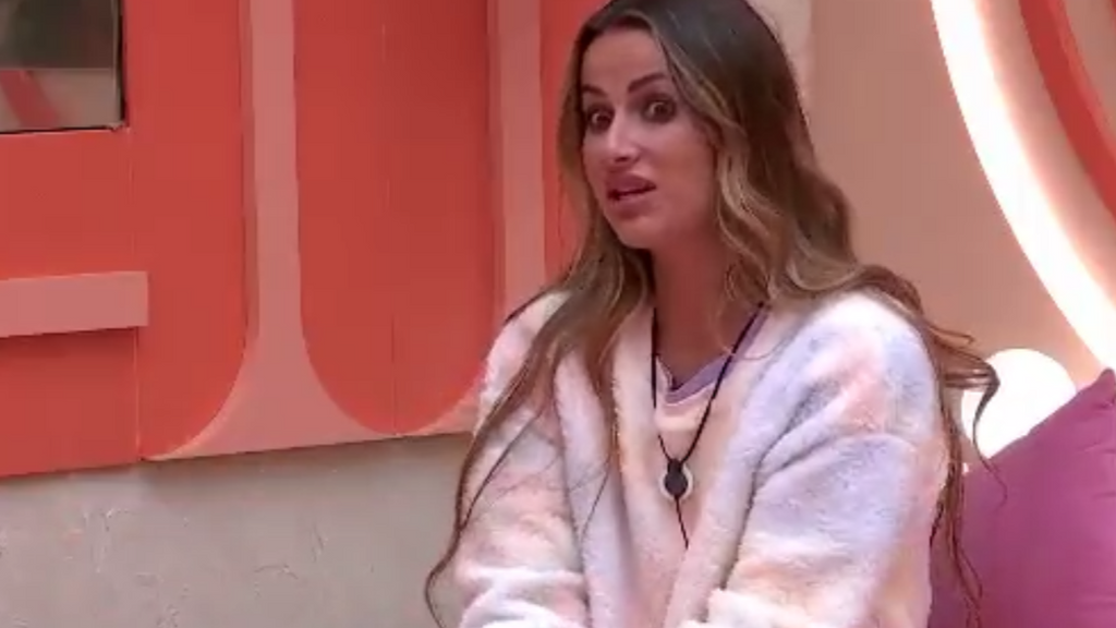 Pilar, muy indignada con Laura