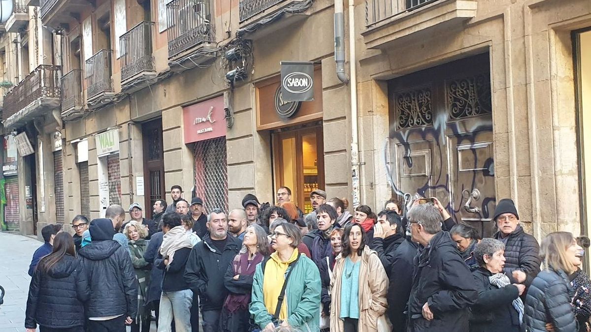 Protestas frente al edificio afectado por el desahucio