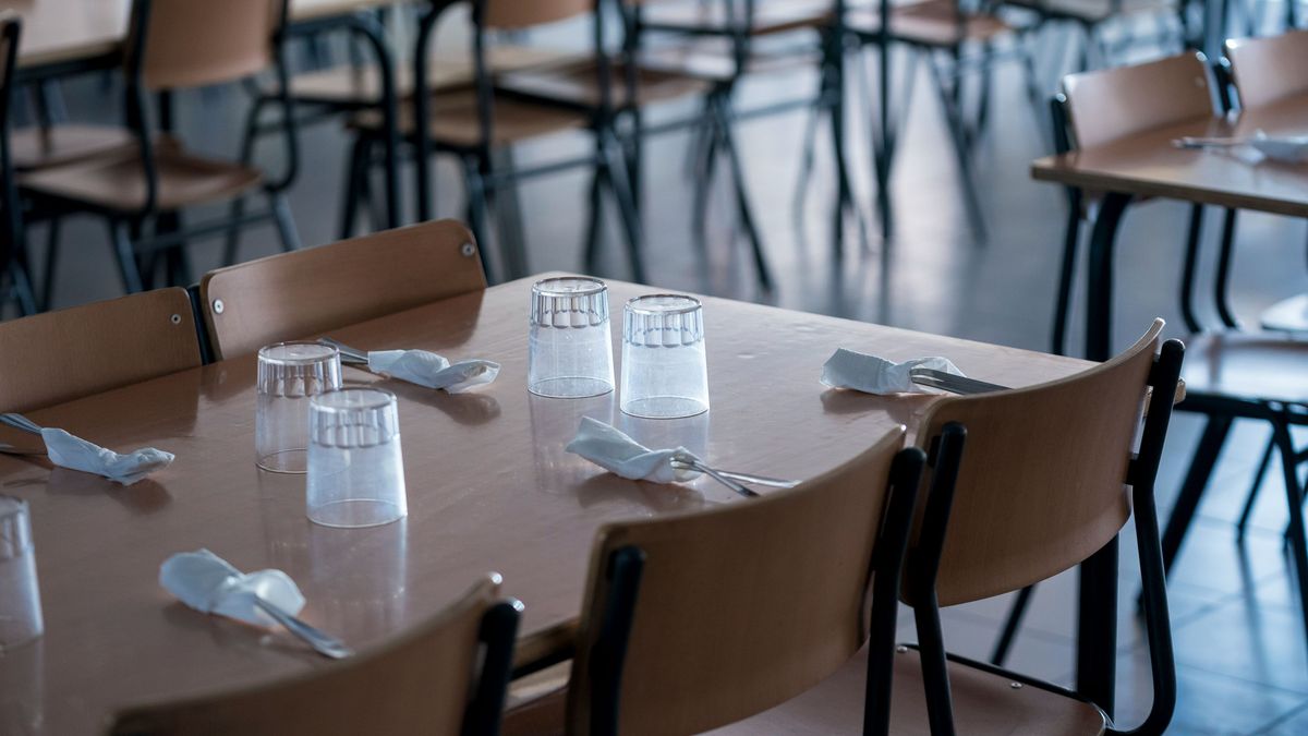 Una mesa de comedor escolar