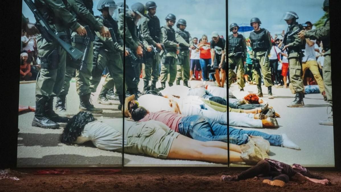 Vídeo y escena de la obra