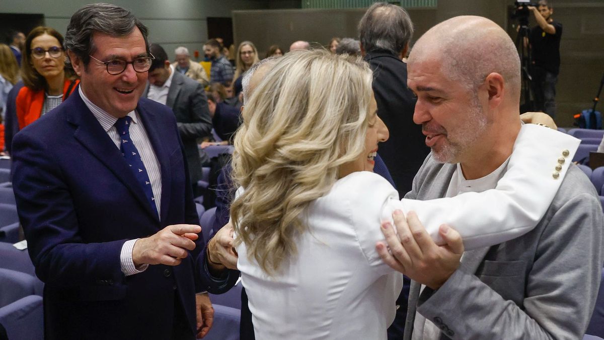 Yolanda Díaz (c), saluda al presidente de la CEOE, Antonio Garamendi (i), y al líder de CC.OO., Unai Sordo (d)