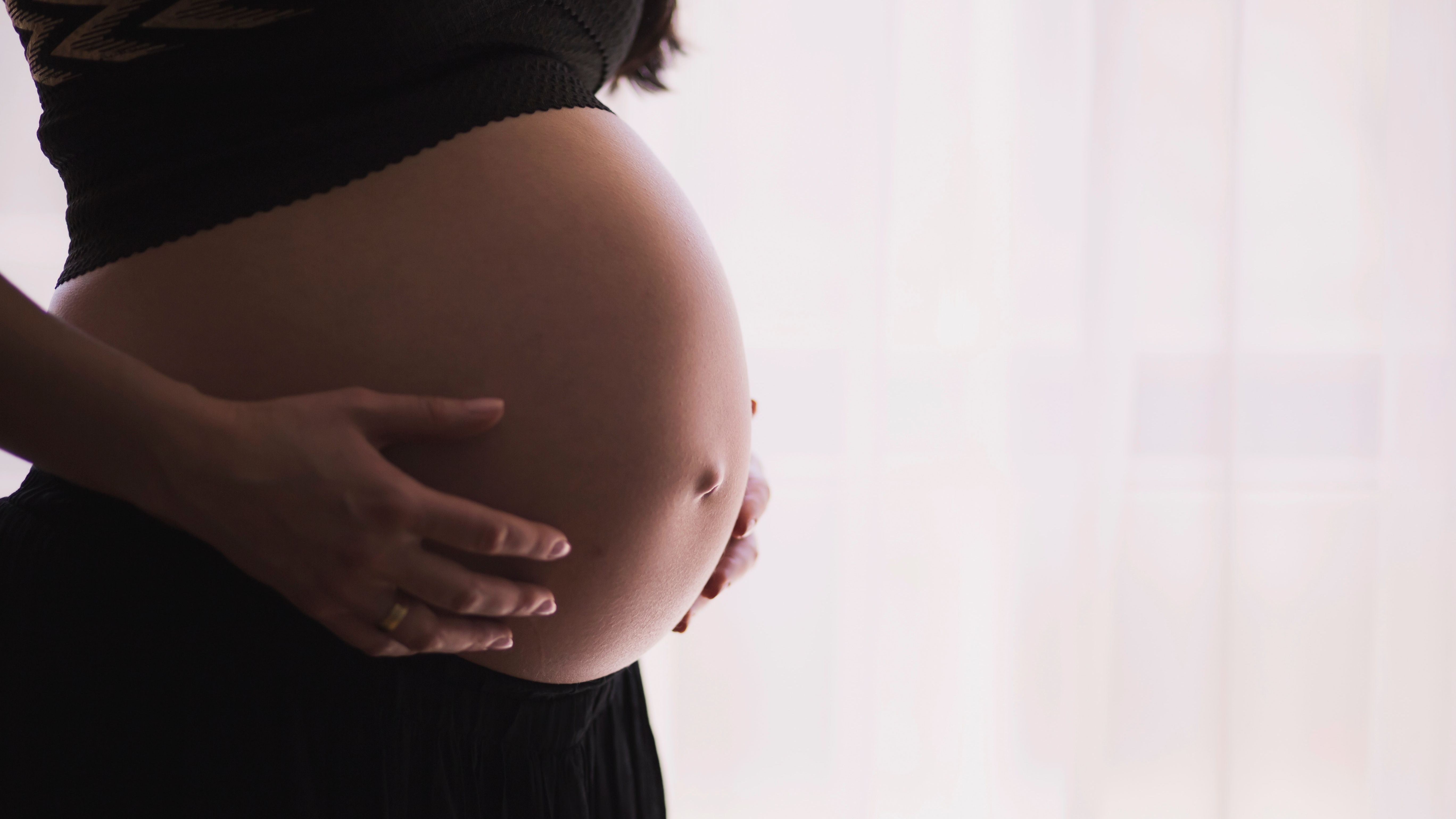 Aparece por las hormonas maternas transmitidas al bebé. FUENTE: Pexels