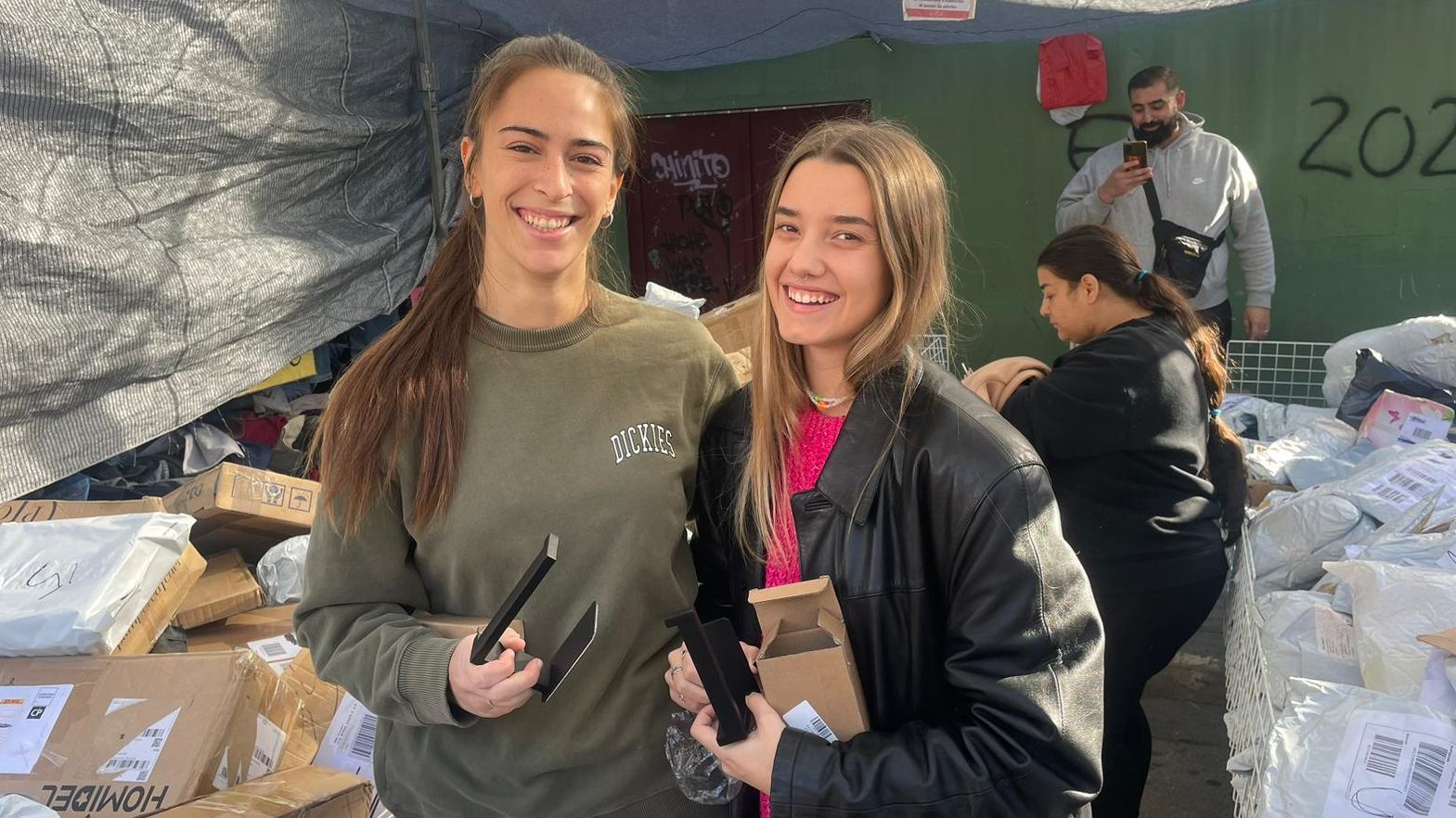 Cristina y María con sus perchas