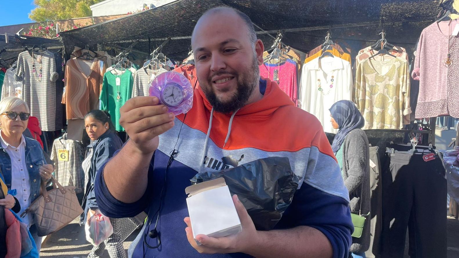 David con uno de los cuatro relojes que le han tocado