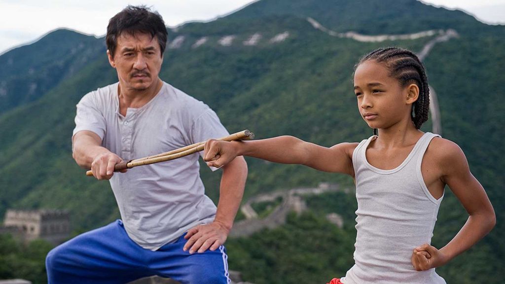 El gran Jackie Chan y el pequeño Jaden Smith por delante la muralla China.