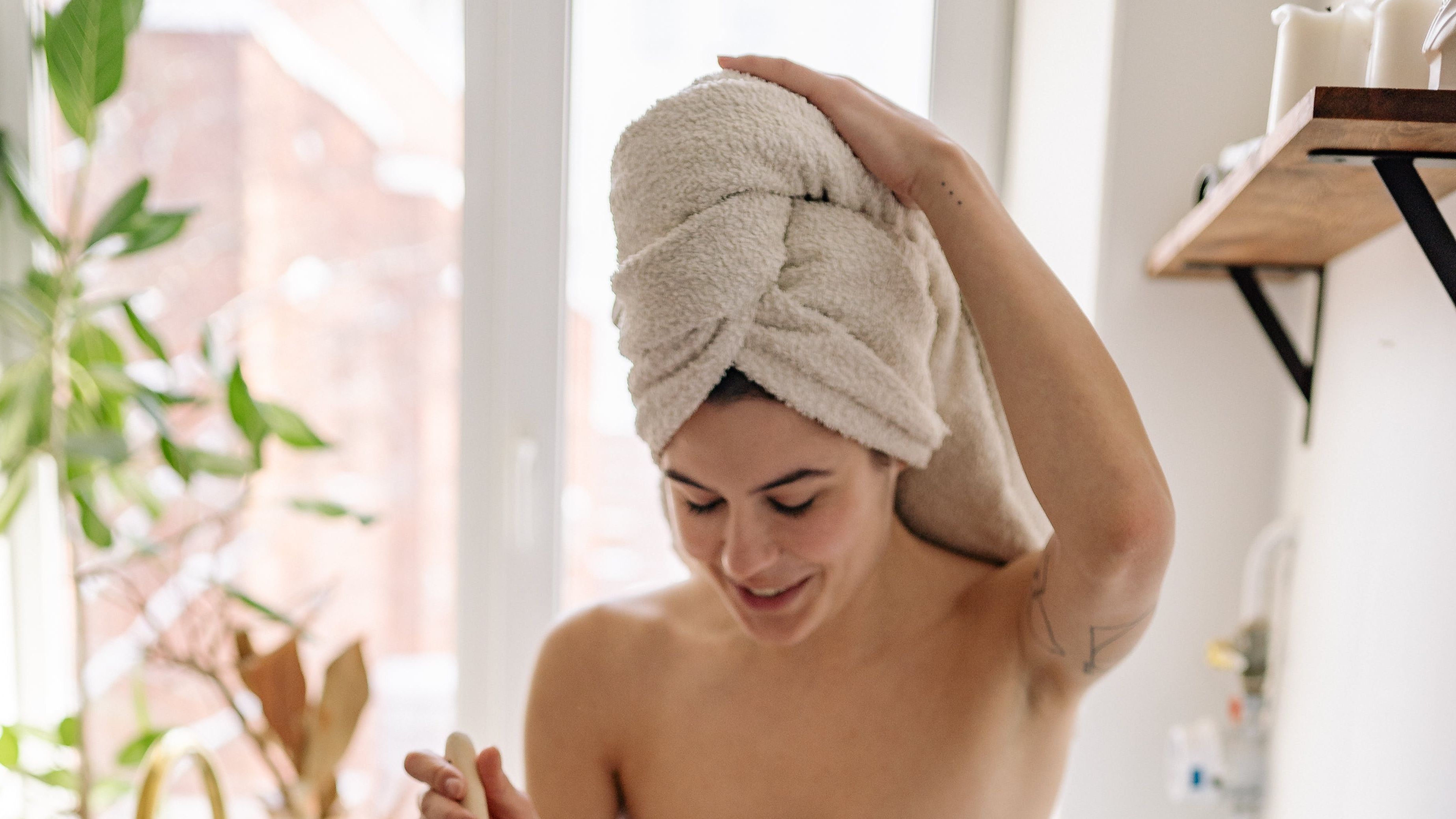 Lava el cabello con frecuencia. FUENTE: Pexels
