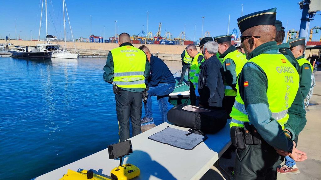 Los Guardias Civiles prueban los drones en aguas del Puerto de Valencia