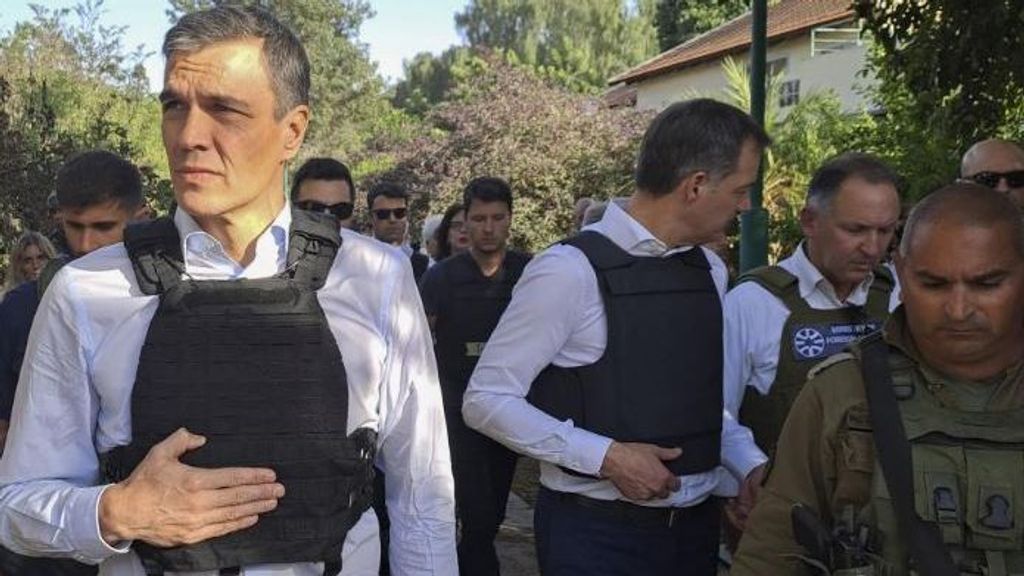 Pedro Sánchez visita el kibutz arrasado por Hamás