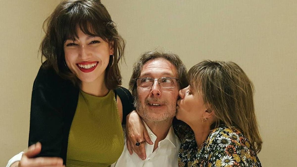 Úrsula Corberó con sus padres