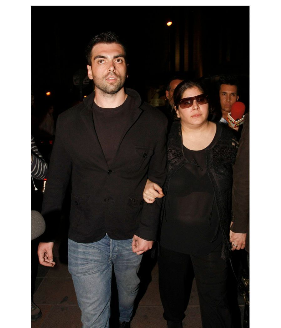 Zeus y Thais, en el funeral de su madre Sara Montiel