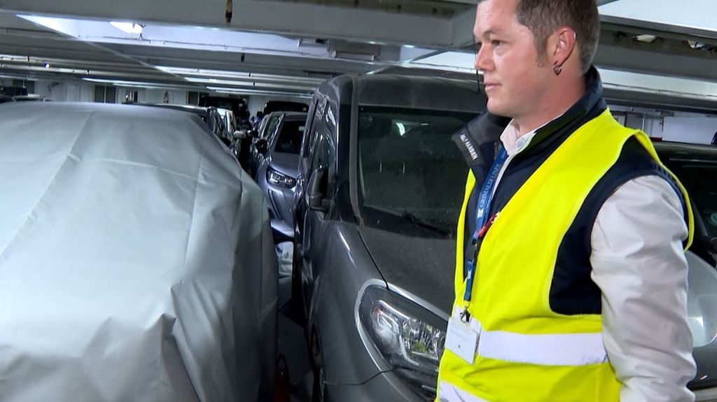 Colocan una manta ignífuga en un coche eléctrico