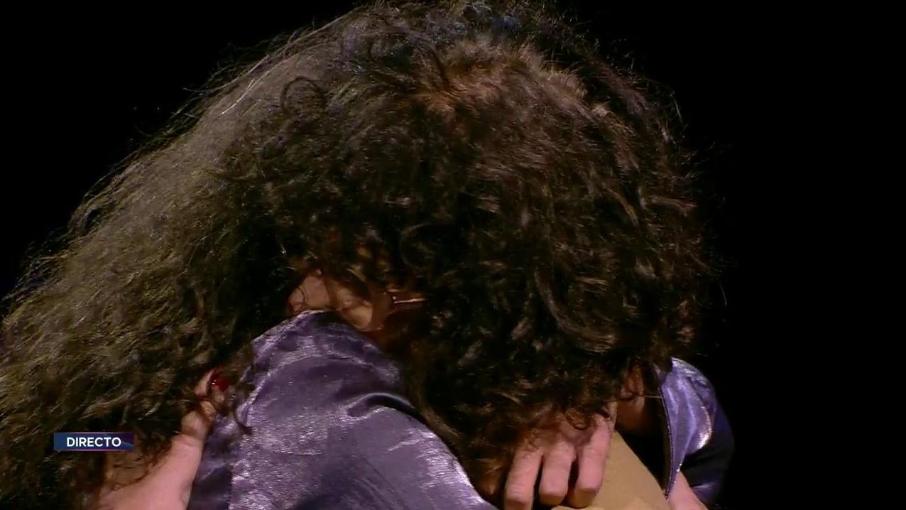 El abrazo de Albert Infante con su madre