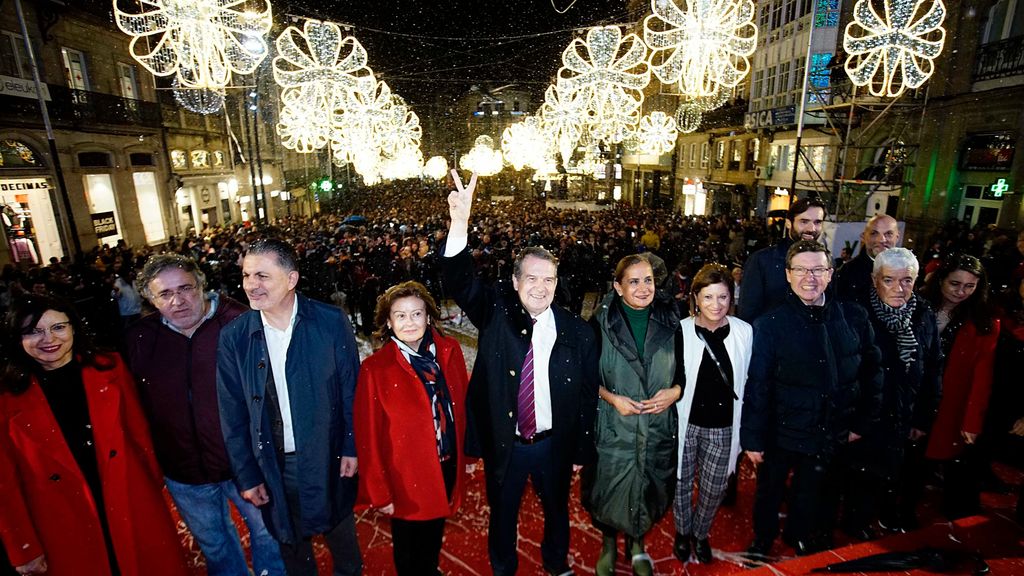 El alcalde de Vigo, Abel Caballero, junto al equipo de Gobierno durante el encendido de las luces de Navidad 2022