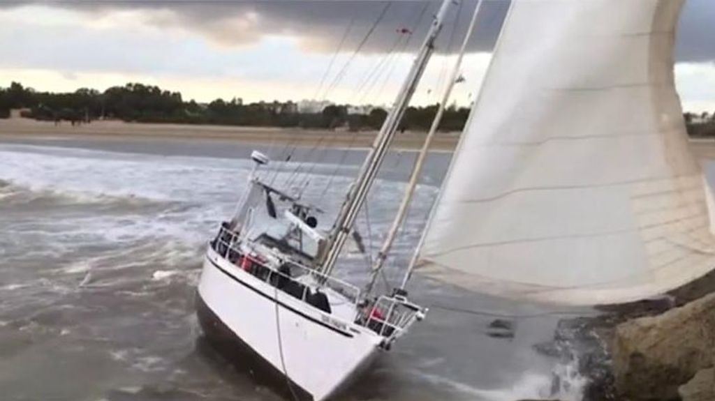 Hallan dos cadáveres flotando junto a un velero embarrancado en Girona