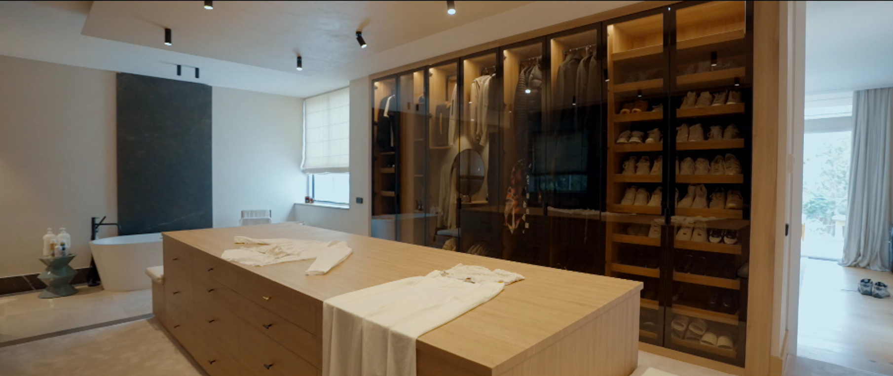 Zona de vestidor, con gran capacidad de almacenamiento