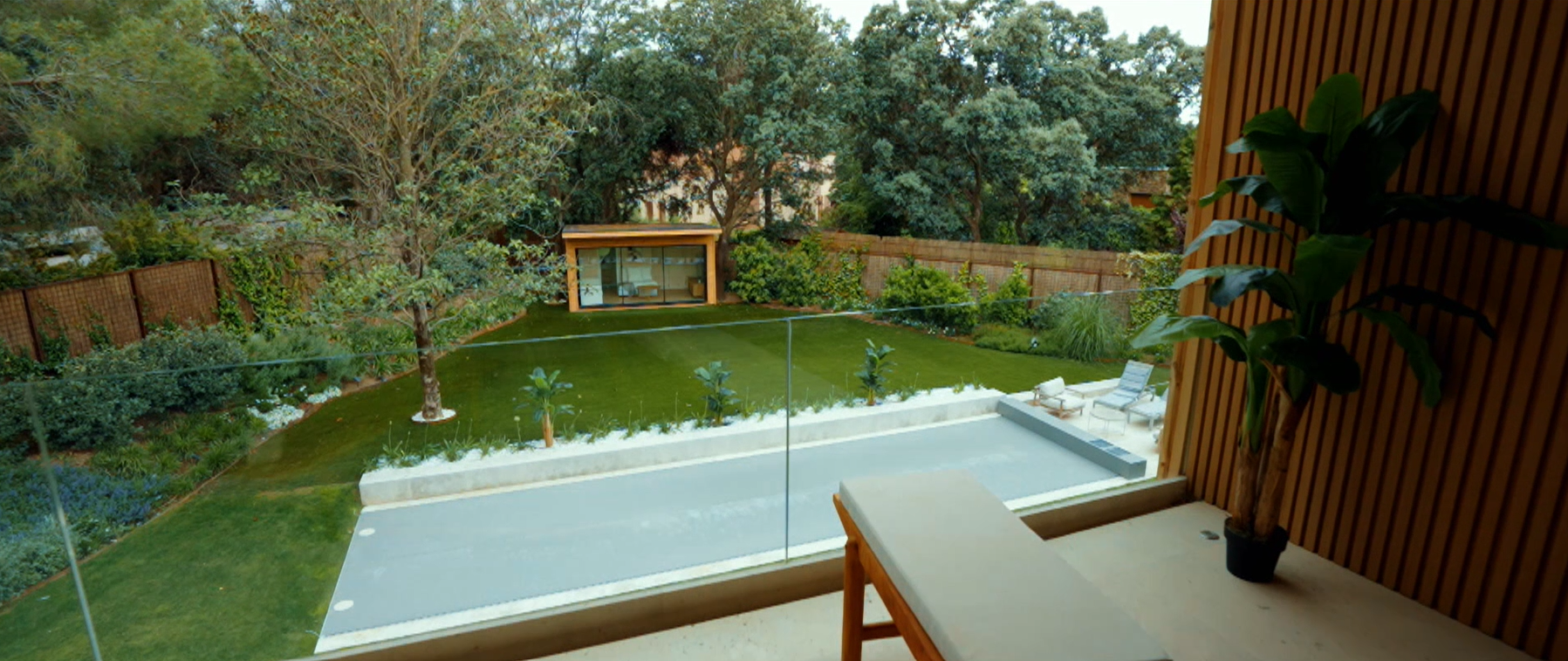 Terraza con vistas al jardín y a la piscina exterior
