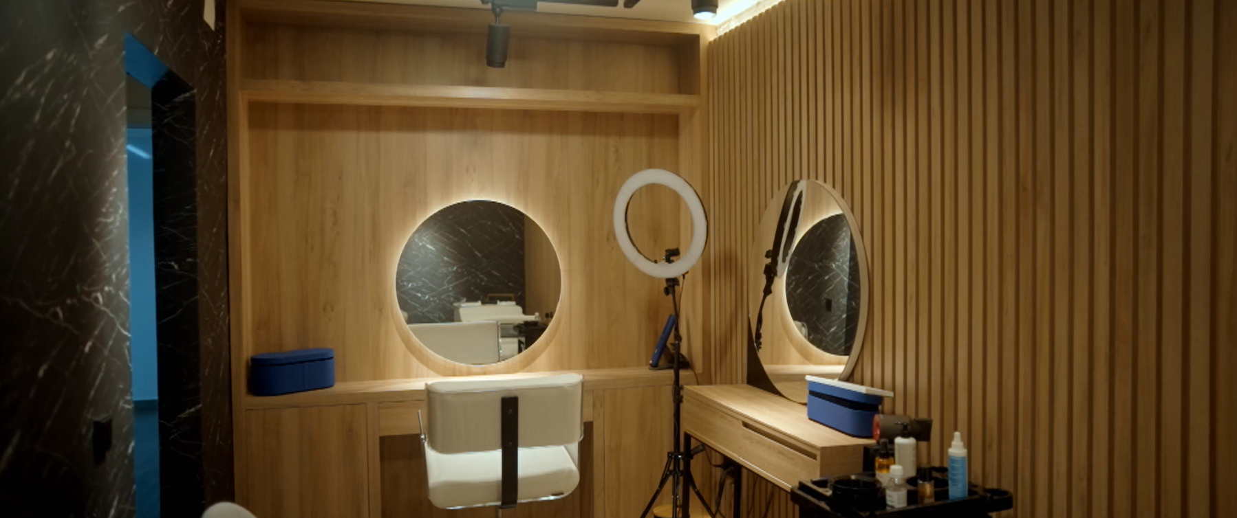 En la vivienda de Mina y Fede tampoco falta una zona de peluquería