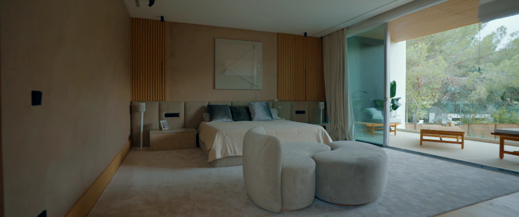 Una de las habitaciones, con cama doble y estancia exterior con vistas al jardín