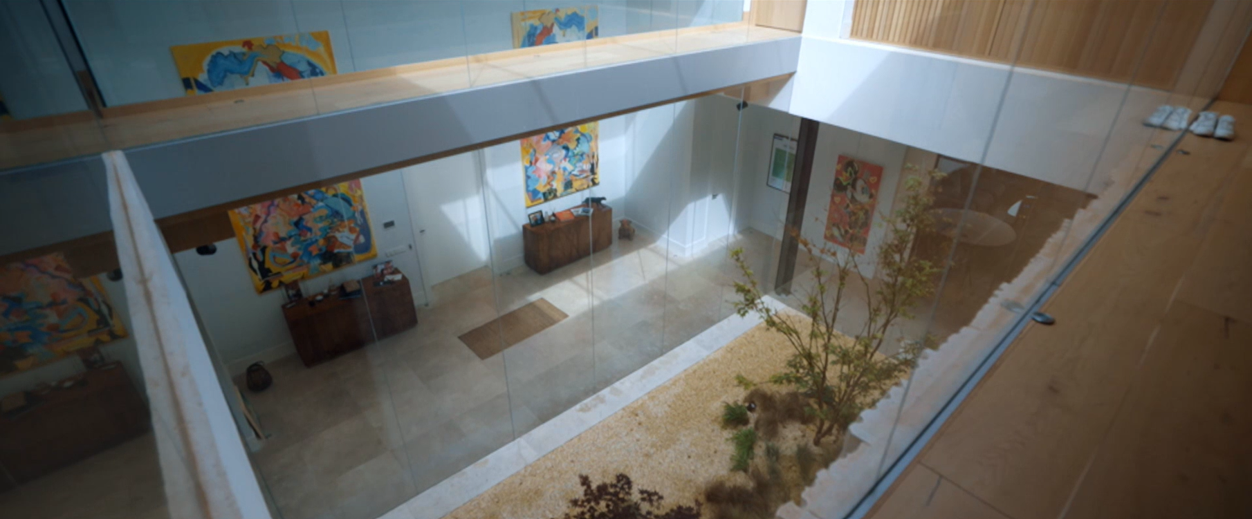 En la vivienda abundan las cristaleras, que proporcionan luz natural en todas las estancias