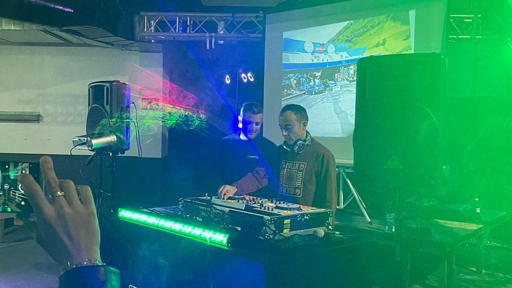 Un dj amenizó la visita