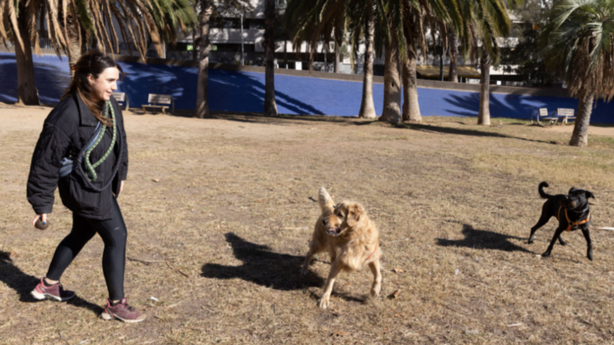 Una mujer con su perro sin atar en Barcelona