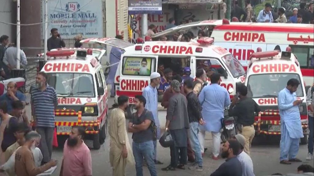 Al menos once muertos en un incendio de un centro comercial de Pakistán