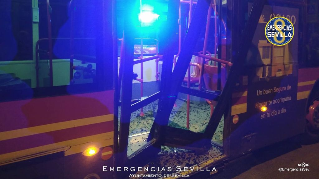 Autobús de Tussam en Sevilla tras ser golpeado por un coche