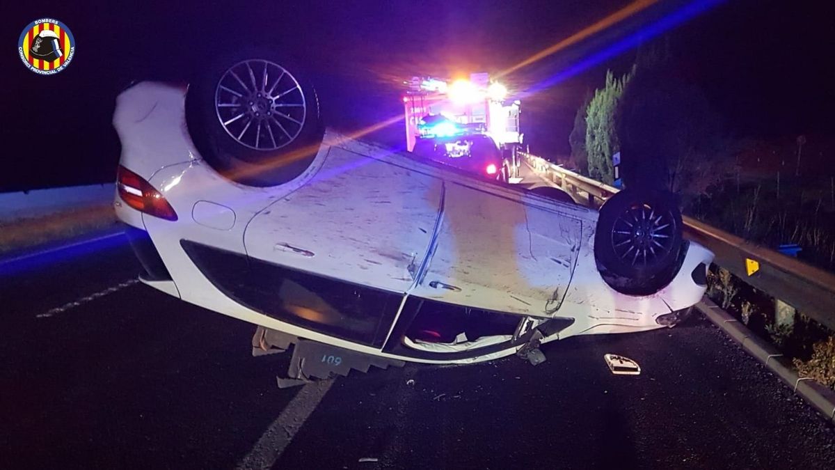 Coche volteado tras un accidente en la A-3 a su paso por Valencia