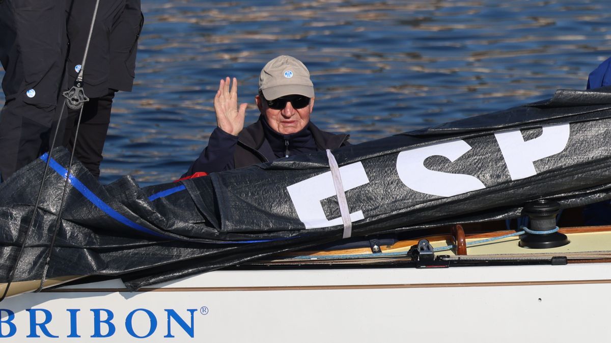 El rey emérito Juan Carlos I en el 'Bribón' en Sanxenxo (Pontevedra)