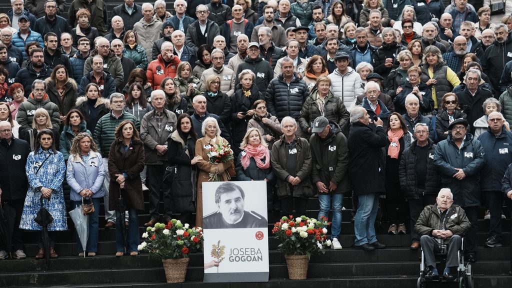 Familiares y amigos en el homenaje a Joseba Goikoetxea, asesinado en 1993 por ETA