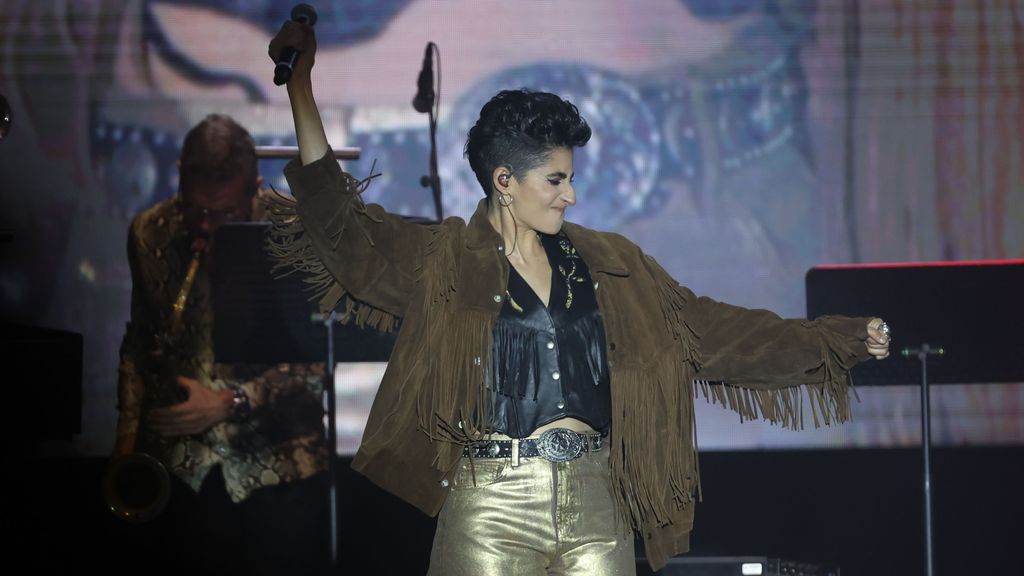 Alba Flores en el concierto homenaje a su padre cantando 'Arriba los corazones'