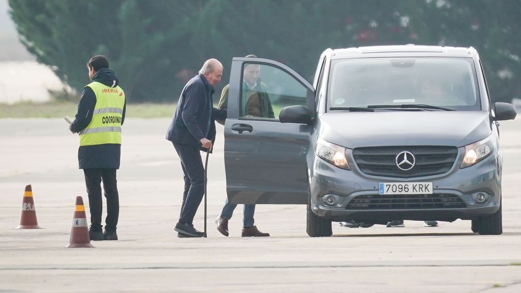 El rey emérito Juan Carlos I llega al aeropuerto de Foronda (Vitoria, Álava)