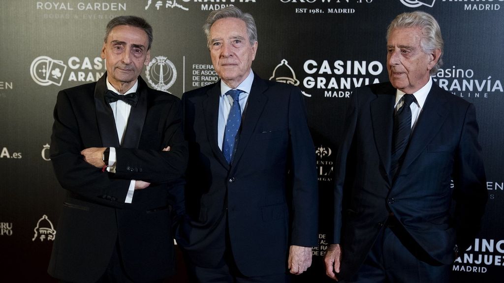 Juan Ignacio Ocaña, Iñaki Gabilondo y Miguel de los Santos, en los premios Antena de Oro