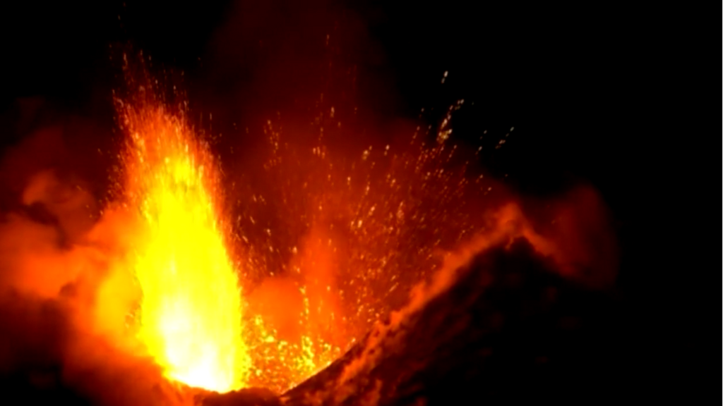 La erupción del volcán Etna deja imágenes espectaculares, como su ladera nevada en plena noche