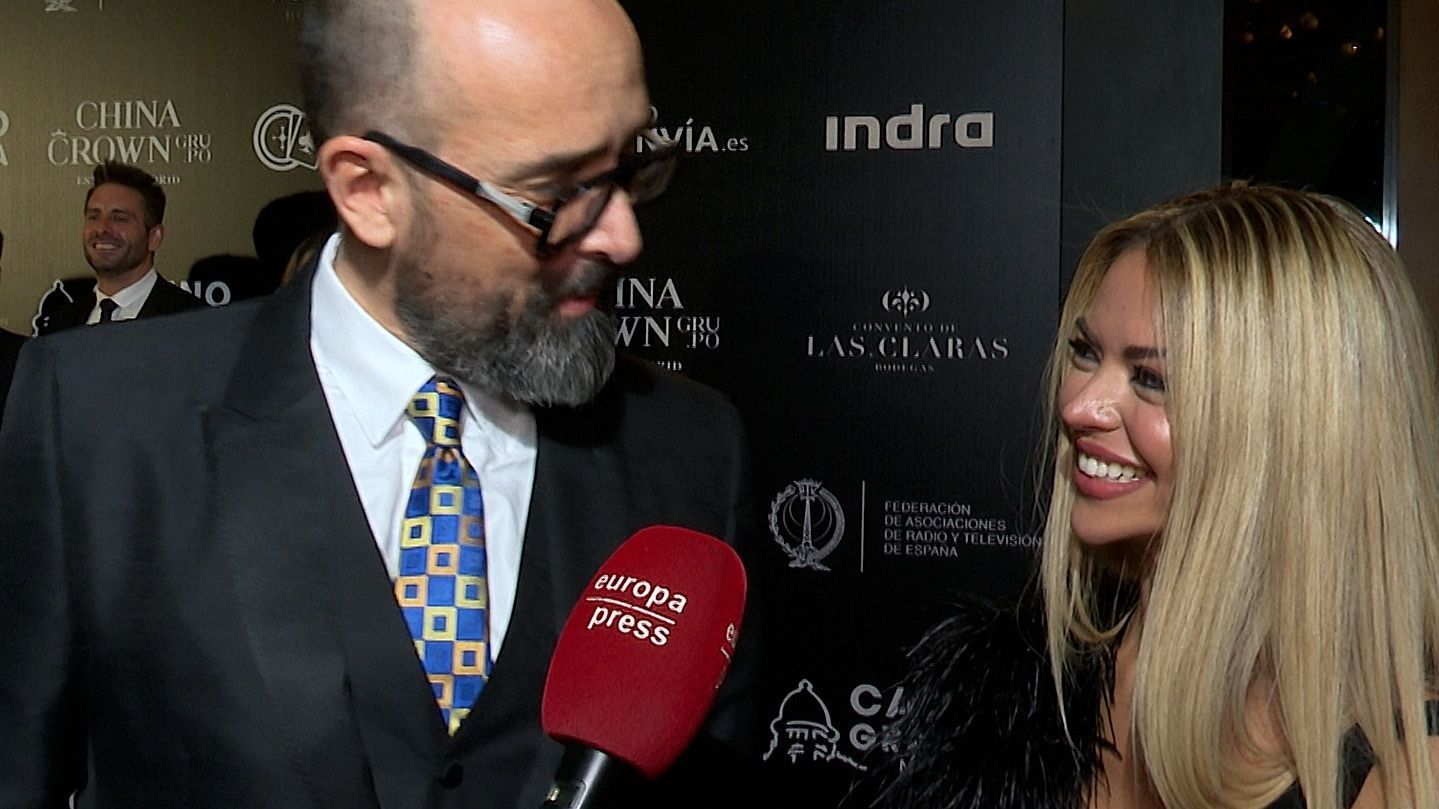 La pareja, atendiendo a la prensa antes de la gala