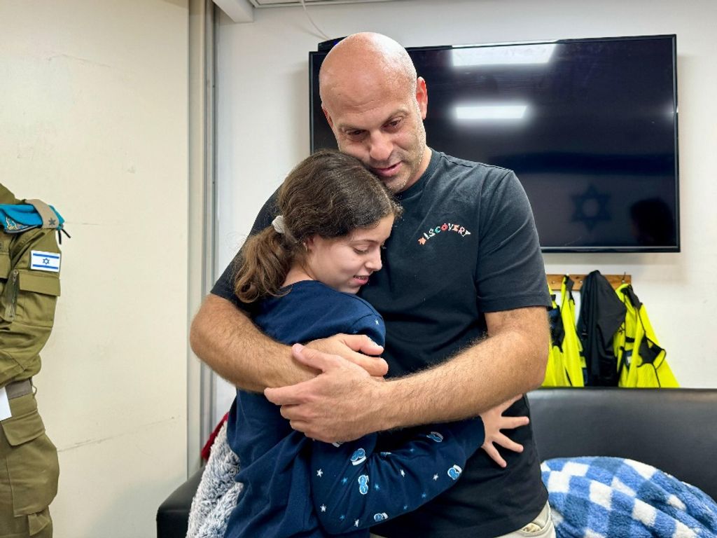 Mujeres y niños israelíes liberados por Hamás se reencuentran con sus seres queridos