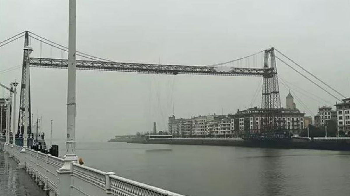 El Puente Colgante de Vizcaya parece como si tuviera un daño en su estructura