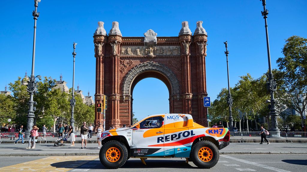 Isidre Esteve sorprende por las calles de Barcelona con su coche del Rally Dakar