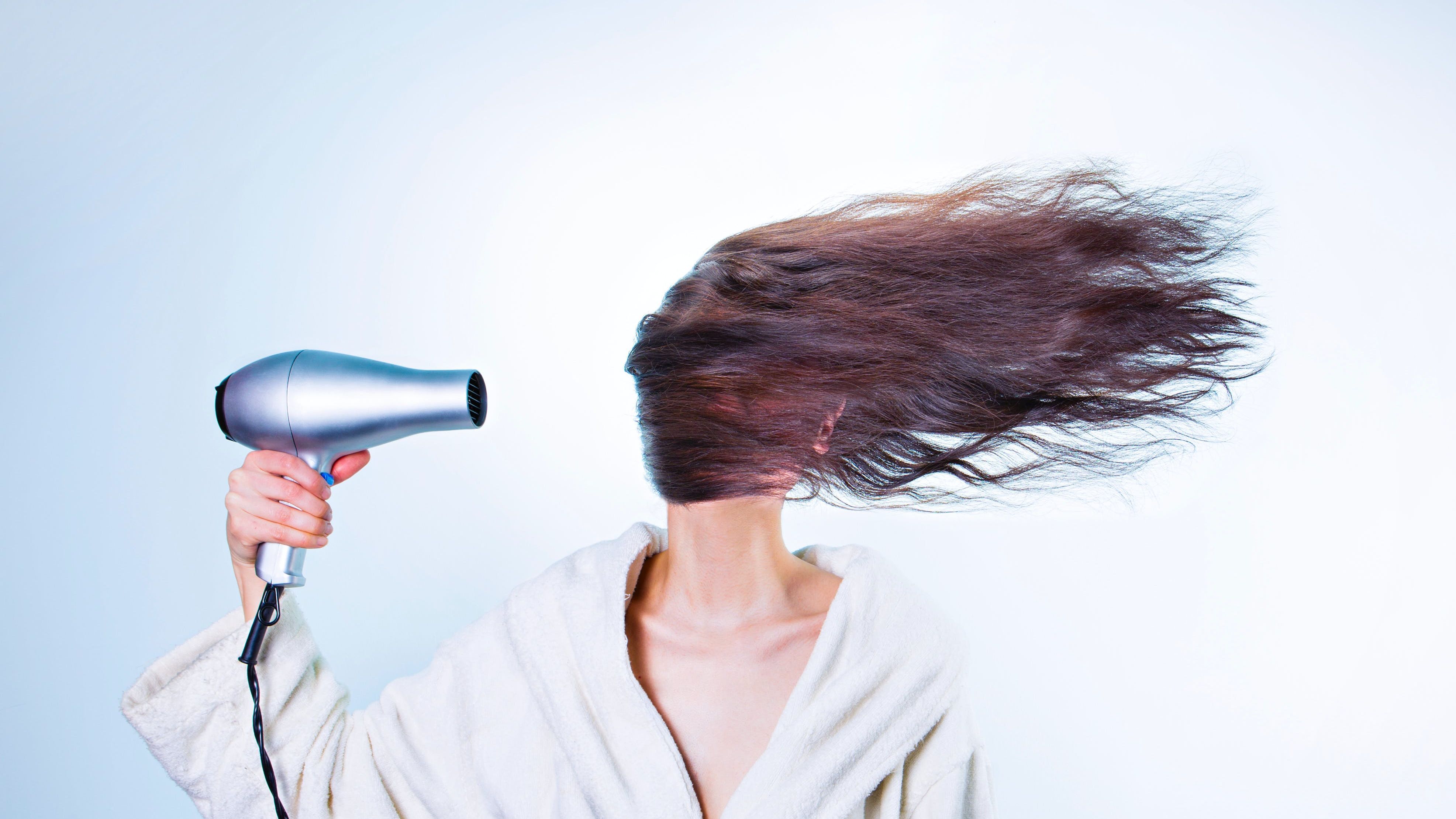 Seca el pelo antes de salir de casa. FUENTE: Pexels