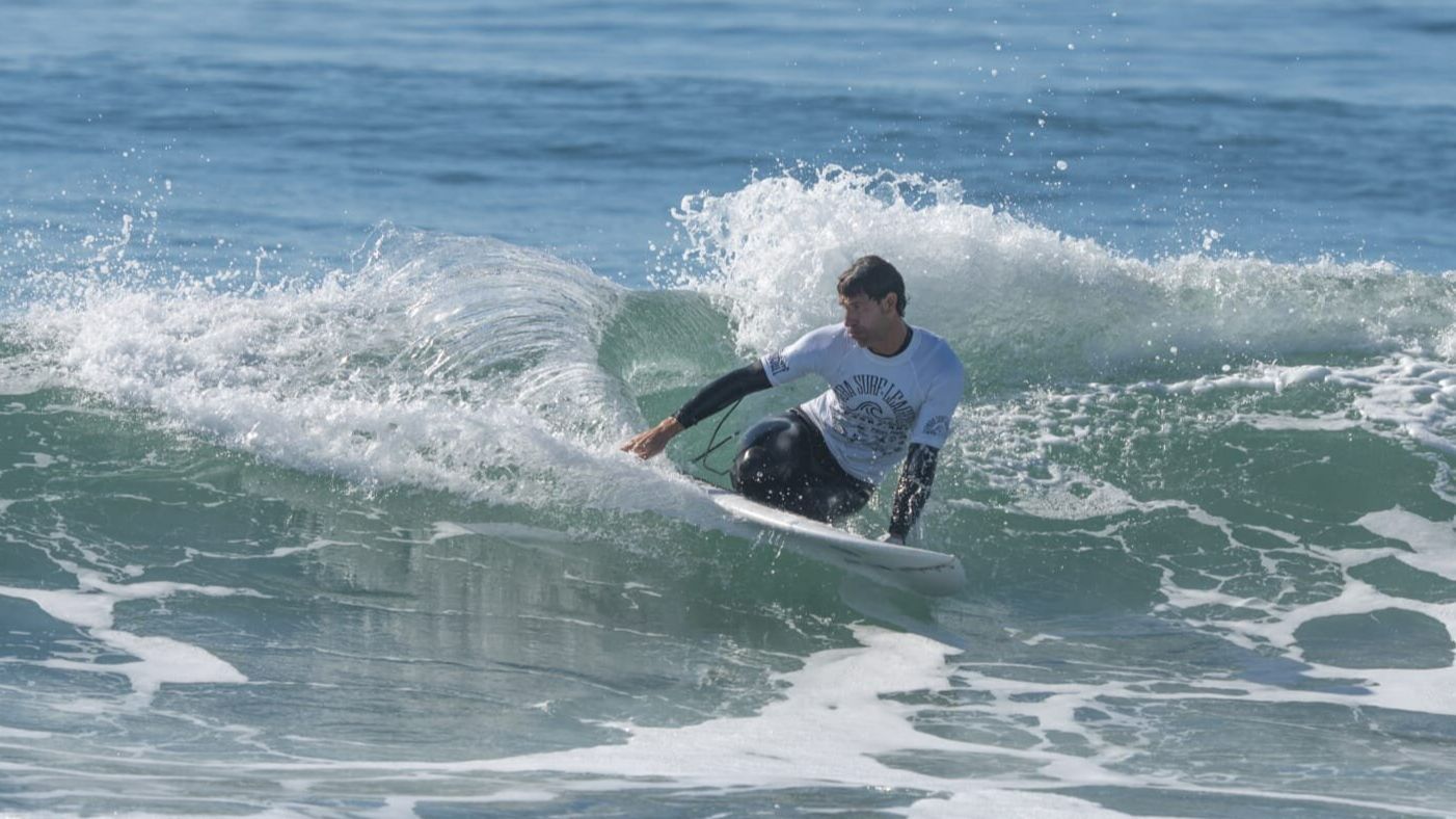 Ibon Oregi practicando surf