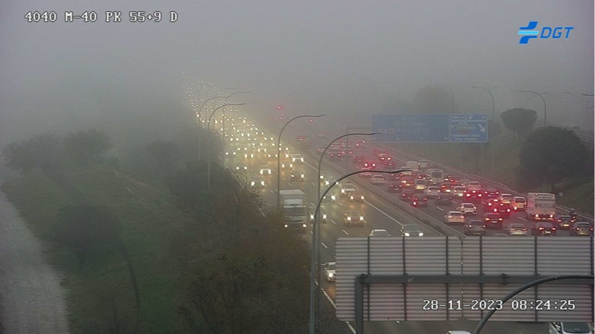 La niebla y varios accidentes siembran el caos en las carreteras de Madrid en plena hora punta